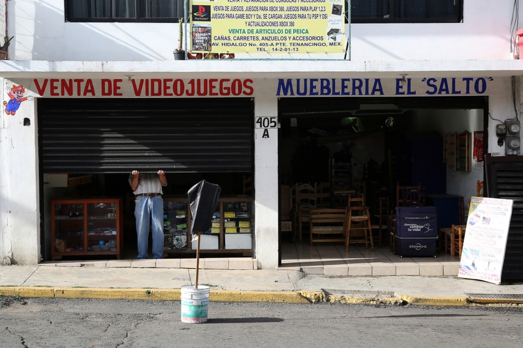 Luis abrió la mueblería en la calle de Hidalgo en Tenancingo. Hidalgo fue su momento la avenida principal del pueblo, razón a laque Luis atribuyeel declive de su negocio de sillas.
