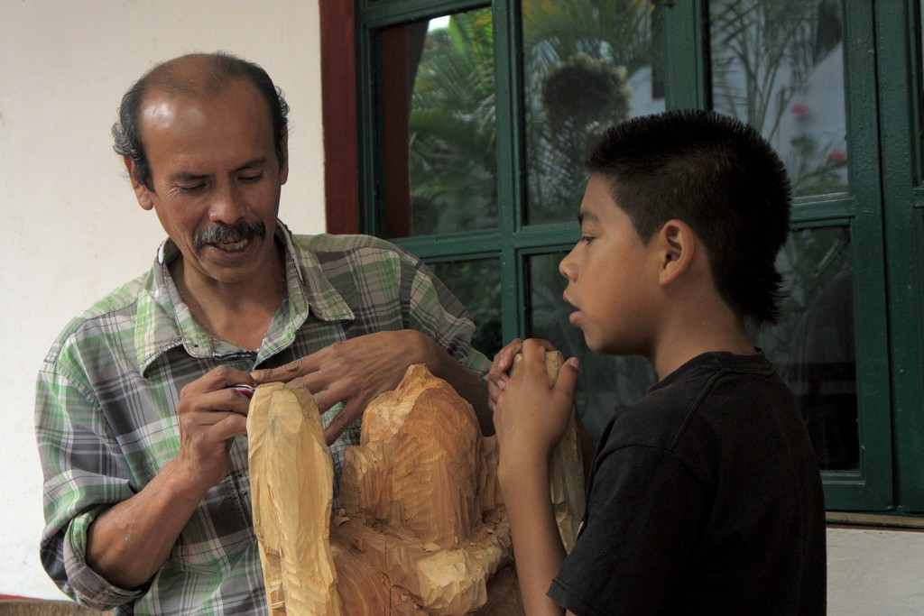 Gary ayuda a un alumno en el centro cultural de Malinalco.