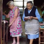 Su hermana Margarita y su sobrina María son las personas que le brindan apoyo a Doña Jose en la elaboración de los dulces y le hacen compañía mientras trabaja.