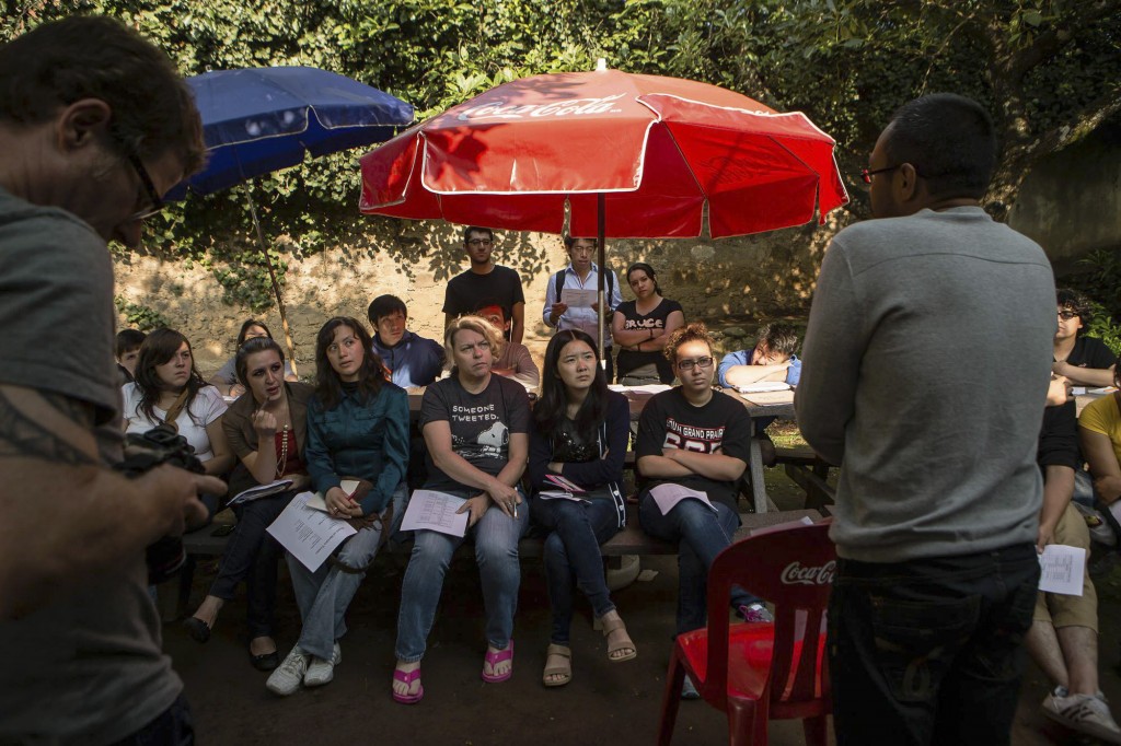 Lenin Martell leads an outdoor critique session at the Tenancingo campus.