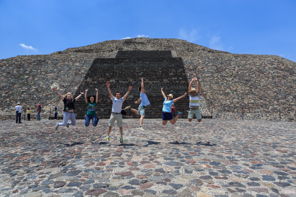 Sharie, Gloria, Cris, Jason, Samantha y Lenin brincan en la parte superior de la pirámide de la Luna en Teotihuacan, México. Foto: Morty Ortega