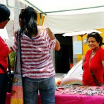 Paloma vende joyería artesanal en el centro de artesanías en Malinalco los fines de semana. Sus amigos le dan esas artesanías para que pueda tener más dinero y así ayudar perros callejeros.