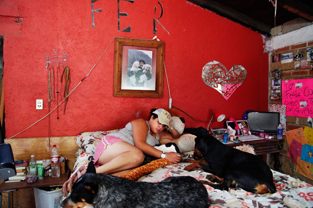 Fernanda, la hija de Paloma, descansa con sus perros en la cama. Fernanda hace manicura y también quiere mucho a los perros. Siempre ayuda a Paloma a cuidar a esos perros.