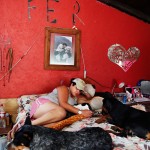 Fernanda, la hija de Paloma, descansa con sus perros en la cama. Fernanda hace manicura y también quiere mucho a los perros. Siempre ayuda a Paloma a cuidar a esos perros.