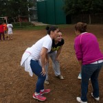 Esta en constante comunicación con sus compañeras, tiene buena relación con ellas, incluso apuestan la cena en el entrenamiento.