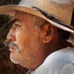 Don Erasmo es el guardia de seguridad del monumento al Cristo Rey. Casi murió de una explosión cuando estaba construyendo las escalinatas que dirigen el camino al Cristo Rey. Ha luchado contra adversidades toda su vida.