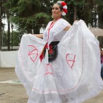Ella deja atrás los cómodos pantalones de mezclilla por el escenario; luce su amplio vestido blanco.