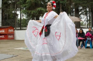 Ella deja atrás los cómodos pantalones de mezclilla por el escenario; luce su amplio vestido blanco.