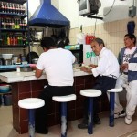 Julián come en el mercado en el centro de Tenancingo. Tiene un hijo de 47 años que trabaja en el mercado, aunque a veces se va antes que Julián llegue a comer.